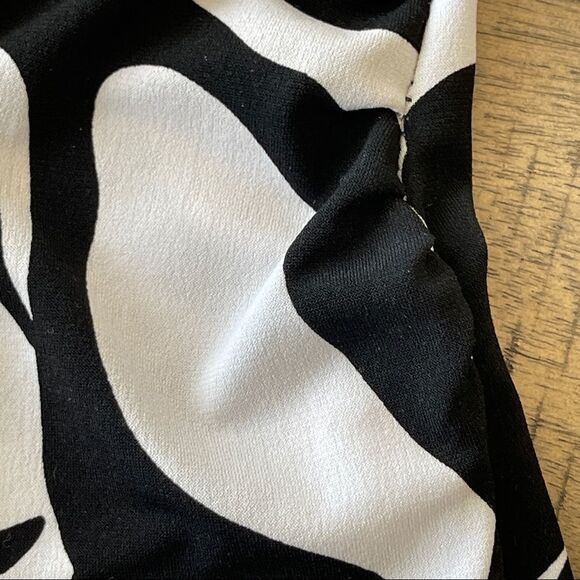 Suzie in the City Black and‎ White Zebra Print Asymmetrical Top - Large - Picture 4 of 8